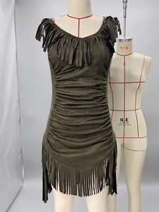 Dettaglio di un mini abito in camoscio oliva arricciato con eleganti bordi a frange