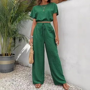 Elegant donkergroen tweedelig setje met cropped top en wijde broek van getextureerde stof