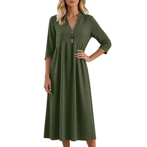 Dettaglio di un abito lungo casual in cotone e lino verde oliva scollo a V donna