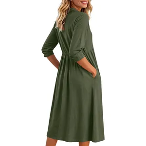 Vista posteriore di abito midi casual verde oliva in cotone e lino con tasche e maniche a 3/4