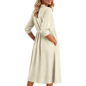 Dettaglio posteriore di un abito casual beige in cotone e lino con tasche laterali