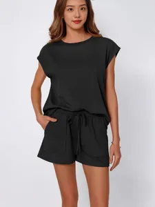 Conjunto casual de dos piezas negro para mujer con top de cuello redondo y pantalón corto