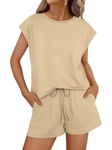 Conjunto informal de dos piezas para mujer con top de cuello redondo y pantalón corto