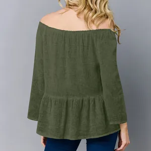 Vista posteriore di una maglia da donna in cotone e lino verde oliva con spalle scoperte