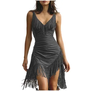 Dettaglio di un vestito sexy senza maniche con scollo a V profondo, frange e arricciature.