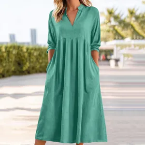 Vista frontale di un abito casual verde in cotone e lino con scollo a V e tasche estive