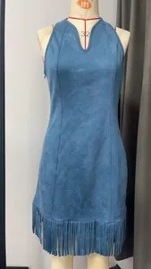 Vista detallada de un minivestido halter de ante sintético azul con flecos