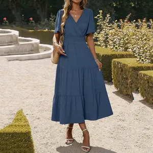 Élégante robe mi-longue bleue à col en V avec volants et taille froncée au jardin