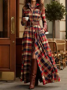 Elegante vintage rode geruite maxi-jurk met een riem in een Franse straatstijl setting