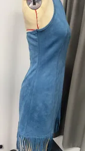 Vista detallada de un vestido vintage de ante azul con elegantes flecos en el bajo