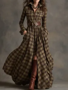 Detail van een Franse vintage geruite maxi-jurk met lange mouwen in warme aardetinten.