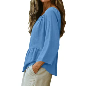 Vista laterale dettagliata della camicetta casual da donna in cotone e lino blu