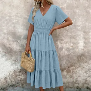 Robe mi-longue bleue à col en V, manches courtes, taille cintrée et jupe à étages