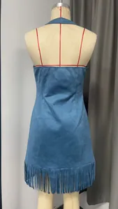Vista posterior de vestido palabra de honor en ante azul con flecos en el dobladillo