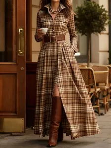 Lifestyle-weergave van een Franse retro geruite jurk met een bruine leren tailleriem