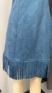 Detalle del vestido de ante azul retro con flecos elegantes en el dobladillo inferior