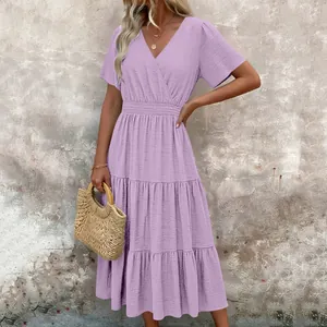 Détail de la robe à volants lavande avec col en V, manches bouffantes et taille froncée