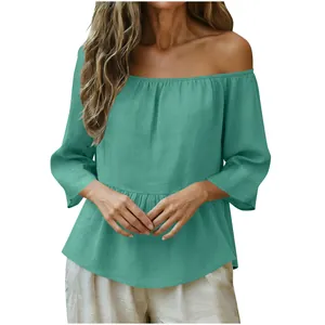 Dettaglio dell'elegante top in cotone e lino con spalle scoperte e maniche lunghe
