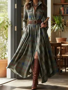 Elegante retro Franse geruite asymmetrische maxi-jurk met een vintage bruine riem