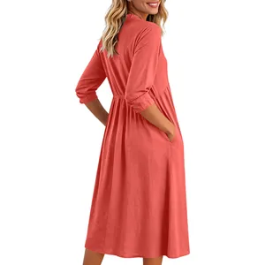 Vista posteriore di un abito midi casual in cotone e lino corallo con ampie tasche