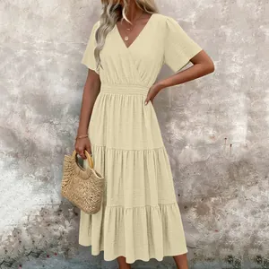 Élégante robe à plusieurs niveaux à col en V avec texture de tissu et manches courtes