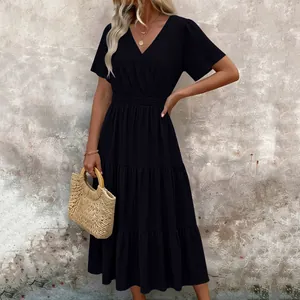 Élégante robe midi noire à volants avec col en V et manches bouffantes de mode.