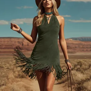 Vista completa de un vestido halter de ante verde oscuro con bajo de flecos dinámicos