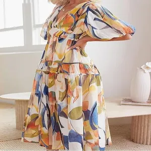 Vista lateral de un vestido midi bohemio con estampado floral, mangas abullonadas y volantes.