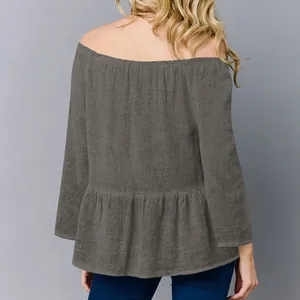 Vista posteriore di un elegante top grigio in cotone e lino con spalle scoperte