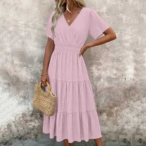 Robe midi rose à volants avec un décolleté en V élégant et une taille élastique confortable.