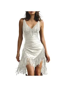 Elegante abito bianco con profondo scollo a V e frange per donna, vestibilità aderente