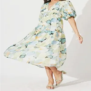 Vista completa de un vestido midi bohemio con estampado floral y falda larga fluida.
