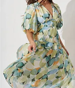 Primer plano del estampado de puntos abstractos coloridos en un vestido midi fluido