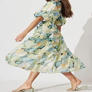 Vista trasera de vestido midi floral bohemio con mangas abullonadas y falda de capas elegre