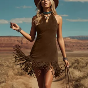 Detalle de vestido halter de ante marrón con flecos en un escenario de desierto