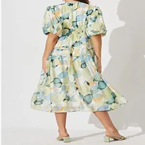 Vista trasera de vestido midi bohemio floral con mangas abullonadas y cintura fruncida