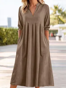 Abito midi casual in cotone e lino con scollo a V e comode tasche laterali per donne moderne