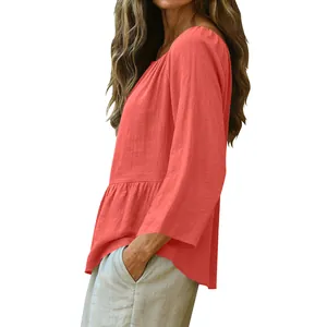 Vista laterale di un elegante top in cotone e lino corallo da donna stile casual