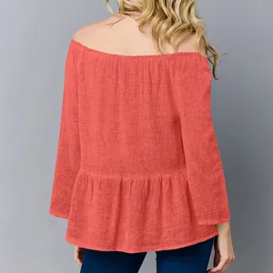 Vista posteriore dettagliata di blusa corallo con spalle scoperte in cotone e lino