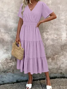 Robe lavande élégante à col en V, avec manches courtes et une taille plissée étagée