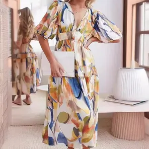 Elegante bohemian midi-jurk met bloemenprint, pofmouwen en abstract dessin voor de zomer