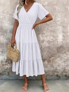 Robe midi d'été élégante pour femmes avec col en V, taille smokée et jupe à volants en blanc