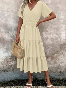 Élégante robe midi minimaliste à volants avec col en V et manches courtes de couleur beige