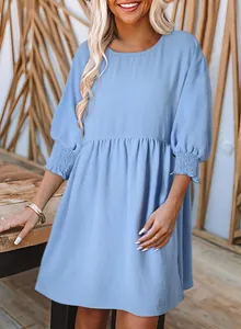 Gros plan sur les poignets smockés de cette robe décontractée bleu clair à taille empire