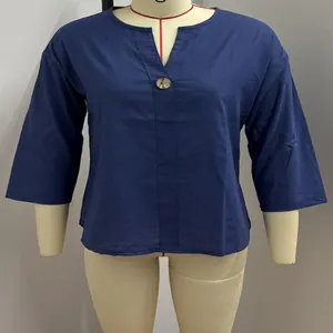 Lässige dunkelblaue Damenbluse mit V-Ausschnitt, Dekoknopf und lockerer Passform Design