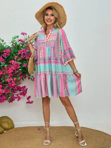 Abito corto bohémien da donna con stampa geometrica colorata, scollo a V e maniche a campana