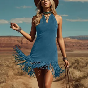 Foto de detalle de un vestido vintage de ante azul con flecos elegantes en el desierto