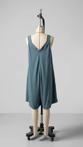 Vue arrière détaillée d'une combinaison sans manches bleue à col en V sur un mannequin