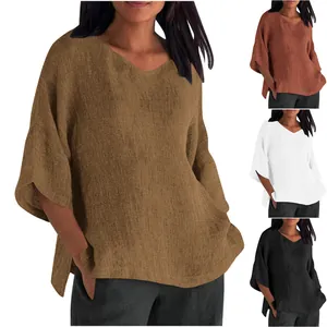 Vista detallada de la camiseta holgada de algodón y lino para mujer con cuello en V en cuatro colores