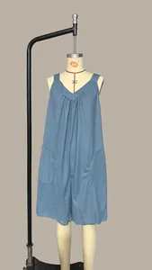 Détail d'une combinaison d'été bleue à col en V avec poches latérales sur un mannequin.
